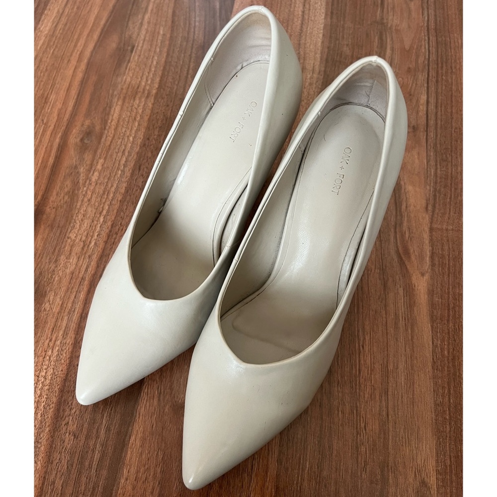 Oak + fort off white pointy toe heels.